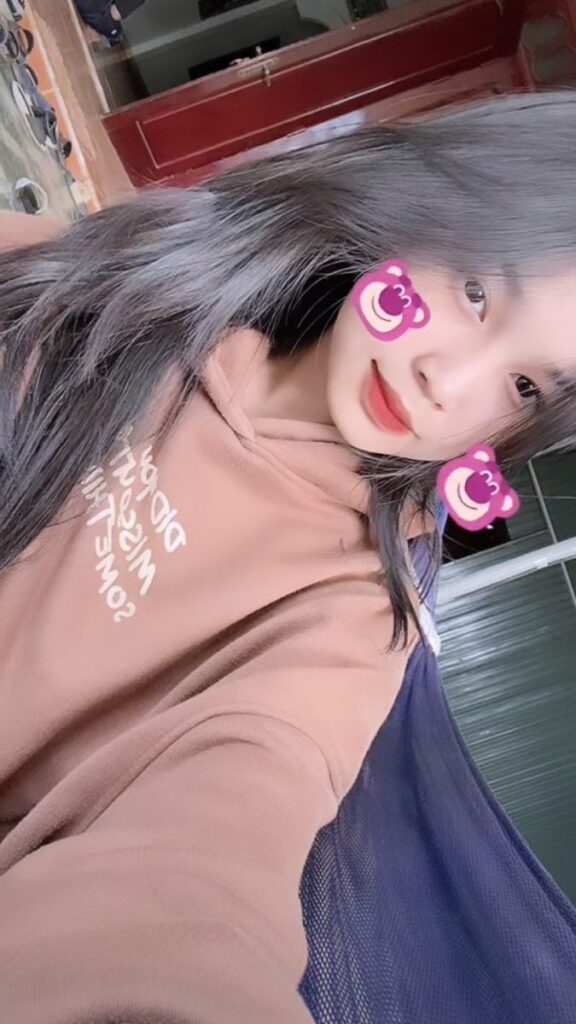 anh gai xinh che mat ngau xu huong moi tao dau an ca nhan manh me trong gioi tre 697d25ac08f00