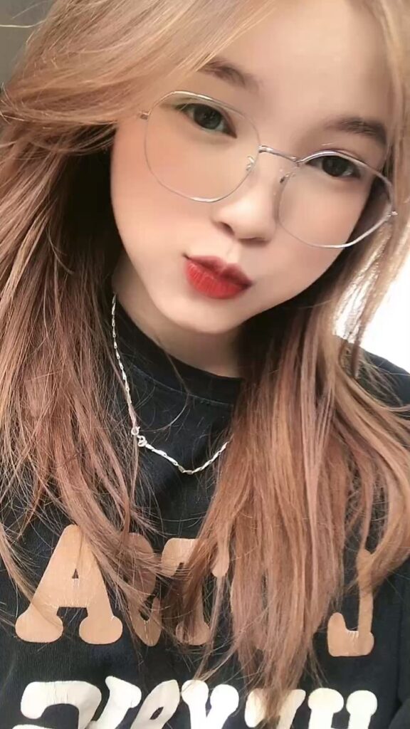 anh gai xinh cute deo kinh ve dep ngay tho pha lan net quyen ru kho cuong 697d604691d72