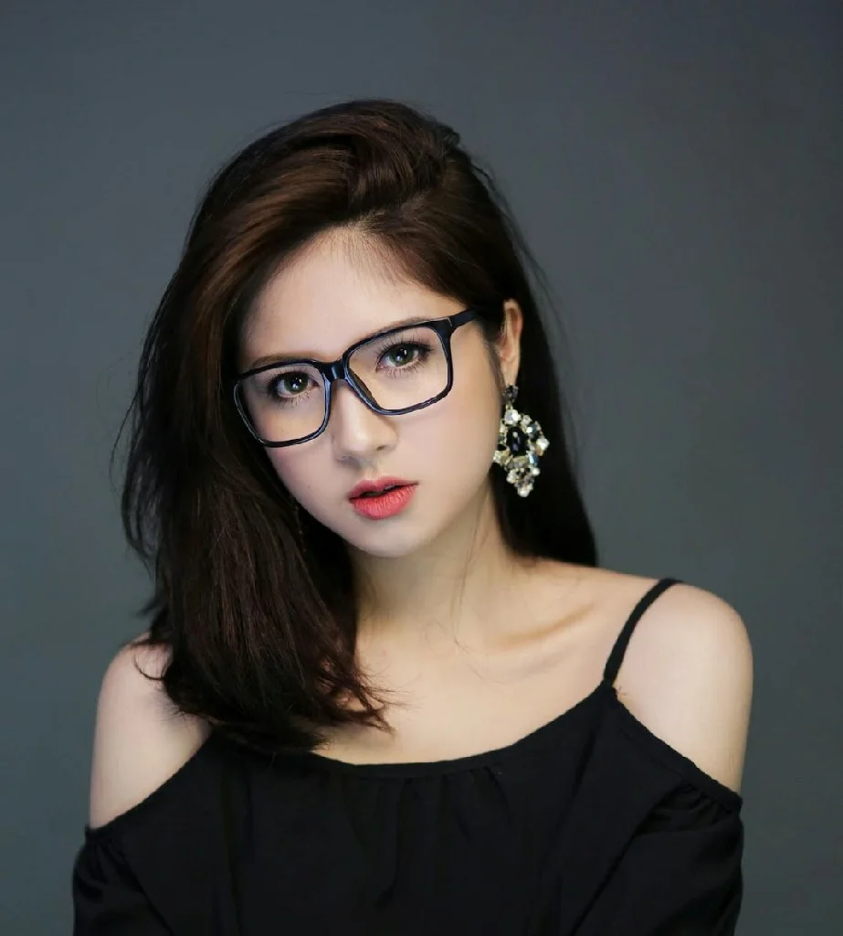 anh gai xinh deo mat kinh phong cach thoi thuong va net ca tinh rieng 697d662072cf4