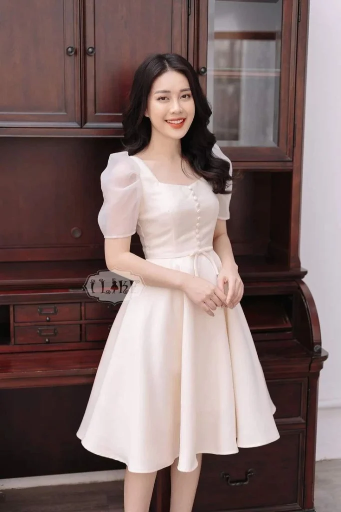 che mat gai xinh mac vay trang ngan xu huong thoi trang va phan cam dang tranh cai 697d307215b19