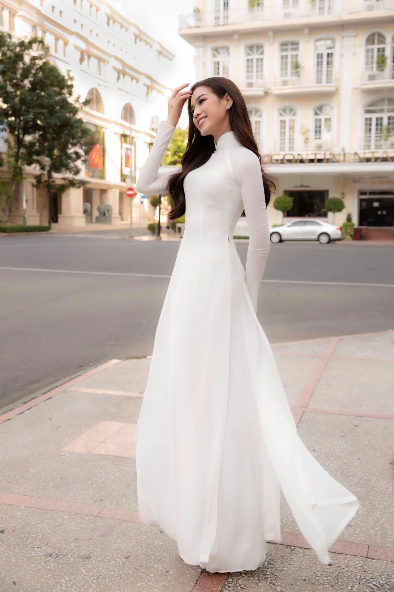 Gái xinh áo dài trắng - Vẻ đẹp truyền thống gợi cảm hòa quyện cùng hiện đại