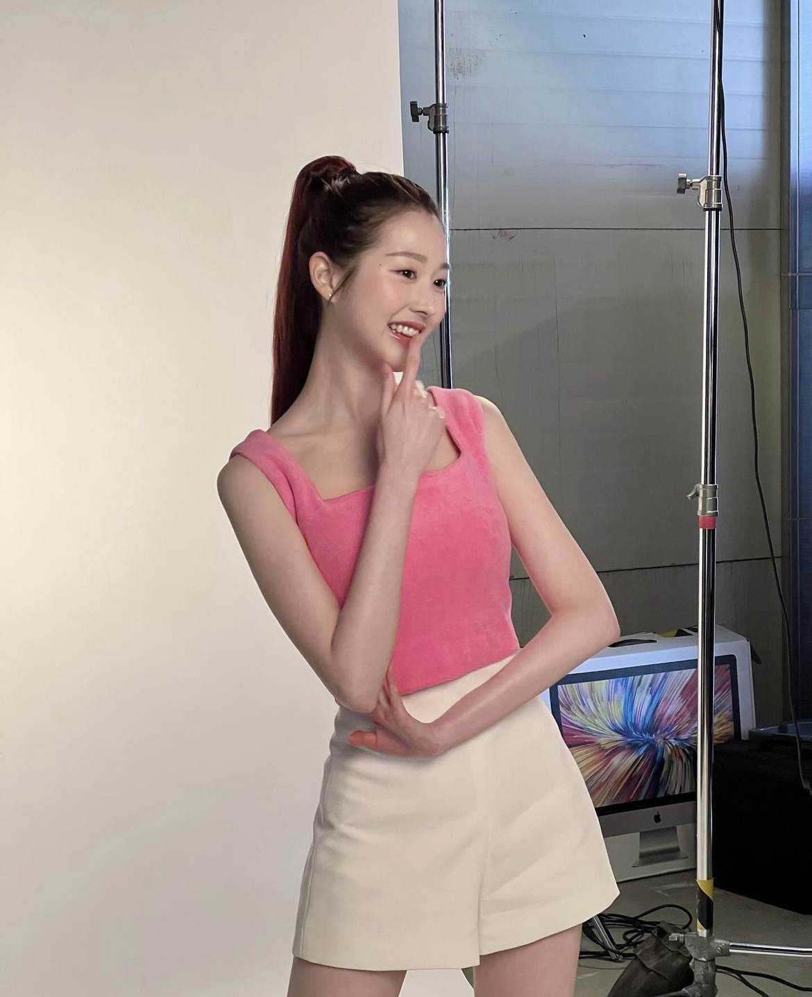 Gái xinh chân dài váy ngắn - Bí quyết tỏa sáng mọi nơi với trang phục quyến rũ và phong cách riêng