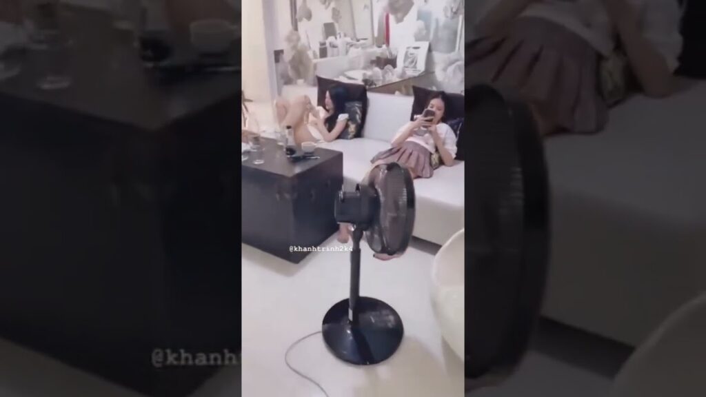 gai xinh chau au show hang xu huong nong lan toa tren mang xa hoi va nhung an so dang sau 697d5ea621f43