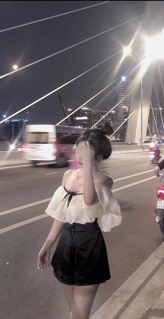 Gái xinh che mặt bằng điện thoại - Trào lưu mới nổi hay chiến lược PR hiệu quả?