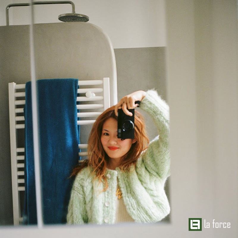 gai xinh chup anh truoc guong trao luu hot cua gioi tre thoi hien dai 697d266213c85