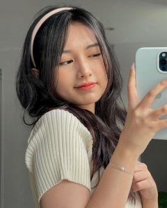 gai xinh chup truoc guong xu huong lam dep va phong cach chup anh dam chat ca nhan 697d330836996