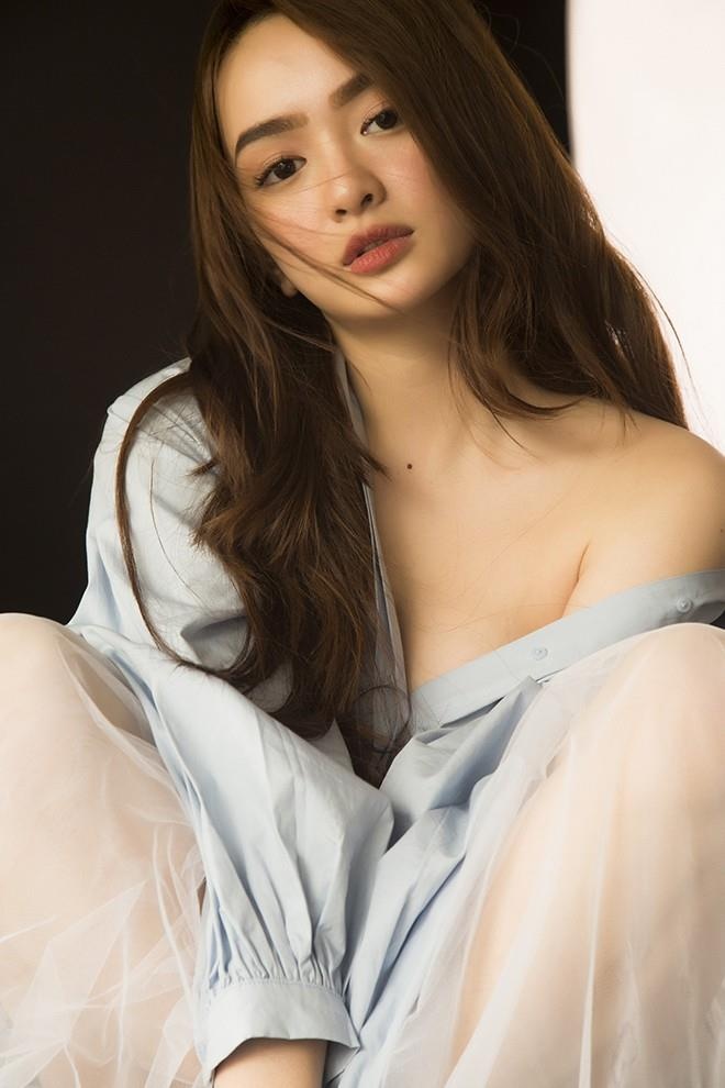 gai xinh deo kinh khoe hang ve dep tri thuc ket hop cuc ky quyen ru 697d5d3da89c0