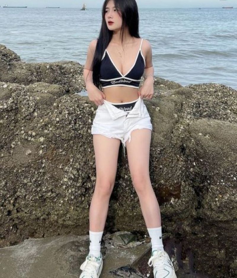 gai xinh khoe ao nguc xu huong moi gay tranh cai trong gioi tre va du luan 697d674a0972a