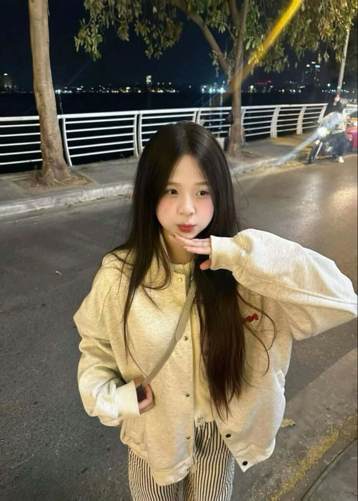 gai xinh khoe ti to trao luu gay tranh cai tu mang xa hoi den nhan thuc xa hoi 697d72c64143f