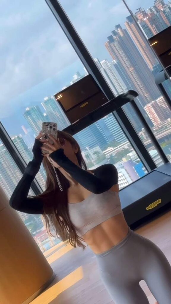 gai xinh khoe veu to xu huong hot hay van de nhuc nhoi trong xa hoi hien dai 697d8e346344e