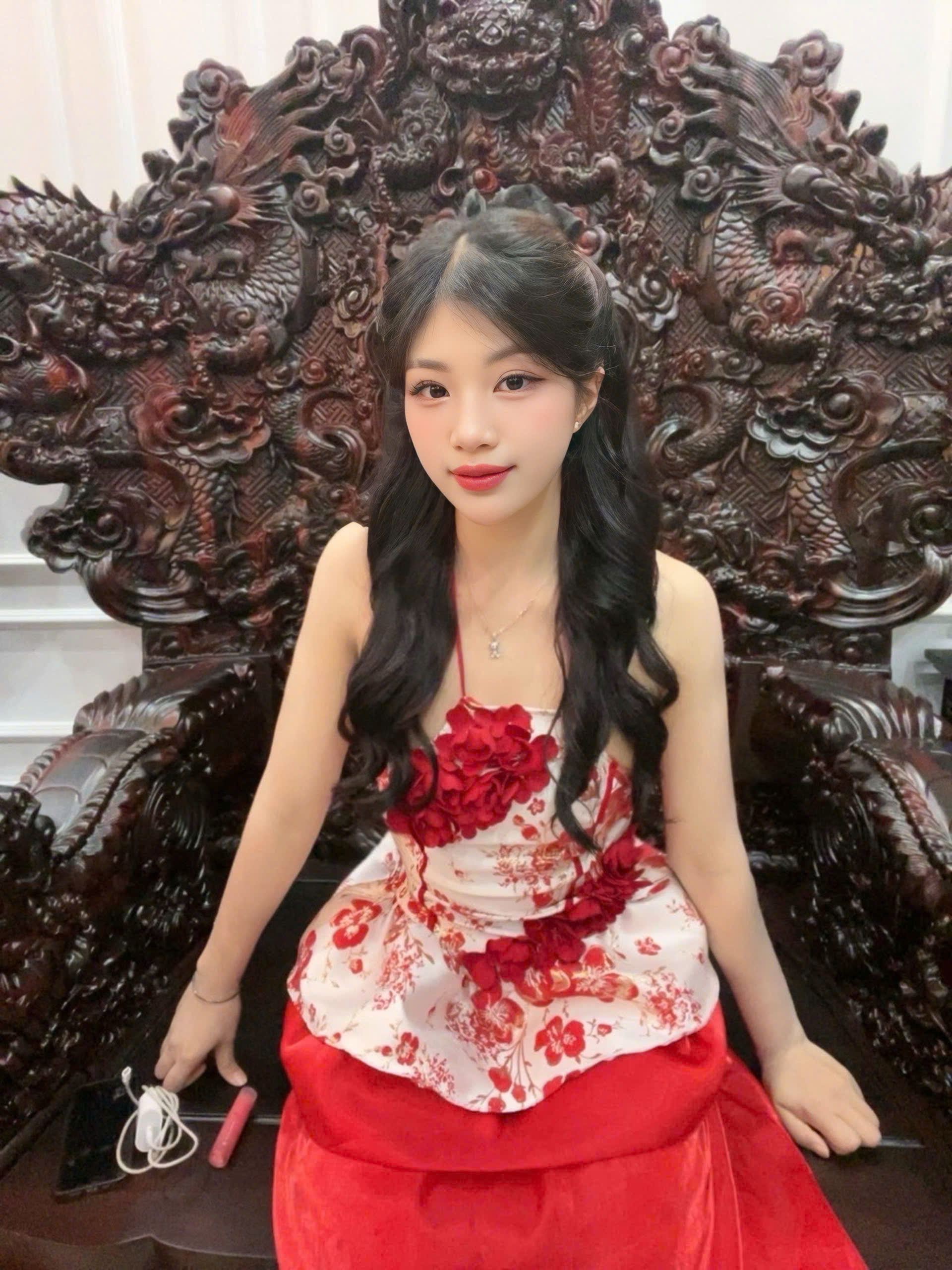 Gái xinh khoe vòng 3 - Xu hướng gây sốt và những tranh cãi xung quanh phong cách khoe thân