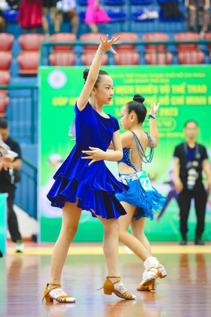 gai xinh lop 4 hien tuong gay tranh cai tren mang xa hoi va nhung goc nhin da chieu 697d669844478