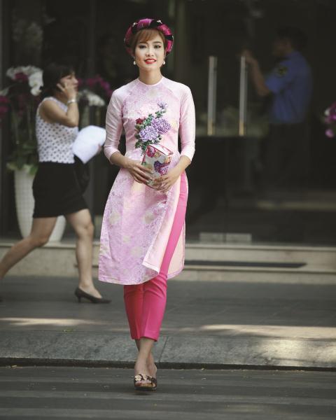 gai xinh mac ao dai sexy ve dep truyen thong pha net quyen ru kho cuong 697d580f4c2b1