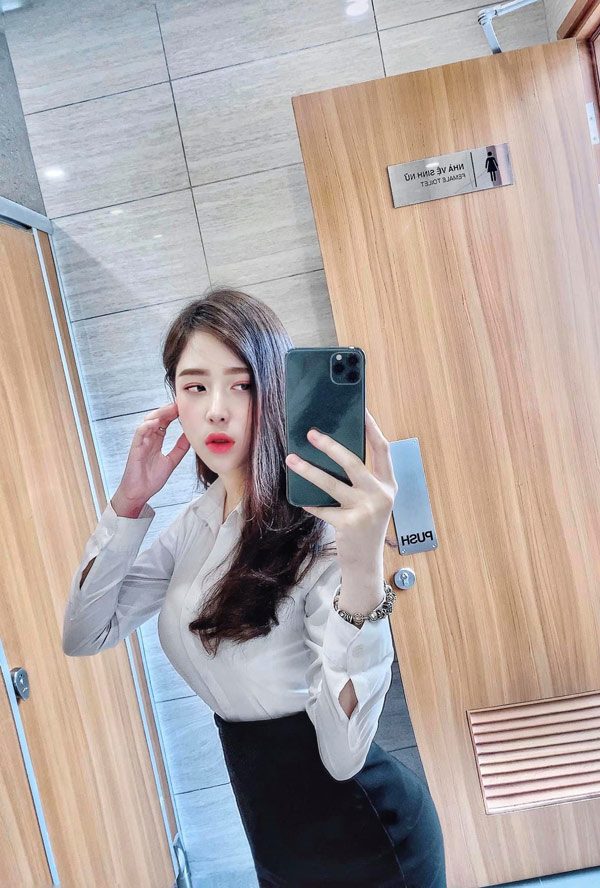 gai xinh mac ao so mi trang ve dep tinh khoi va phong cach dam chat nu tinh 697d4b2e6b85a