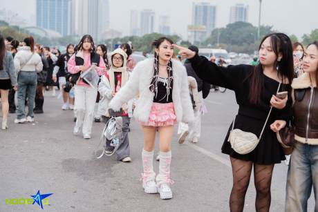 gai xinh mac vay ngan show hang nhung tac dong va danh gia da chieu trong xa hoi hien dai 697d43aa92846