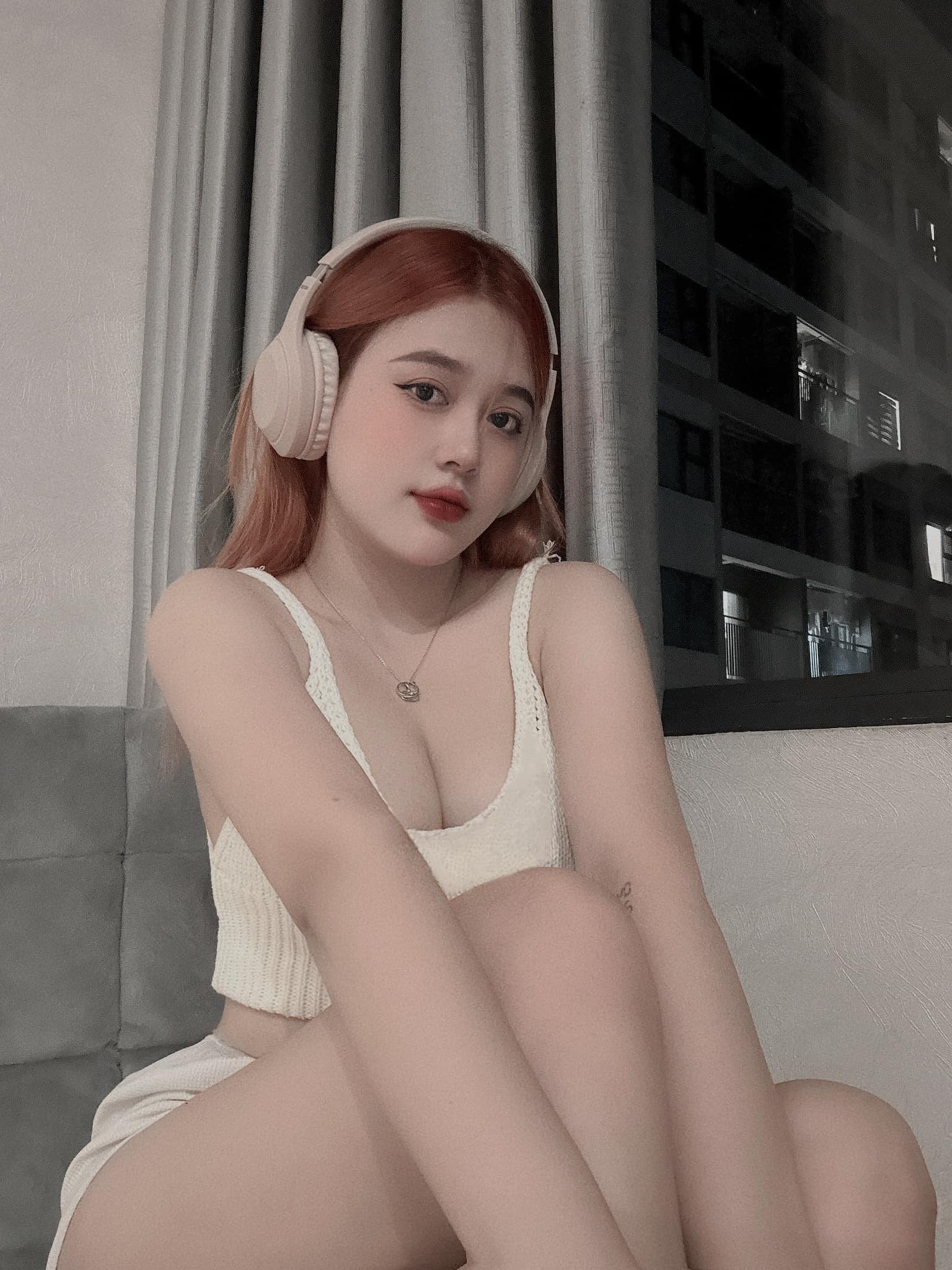 Gái xinh mặc váy trắng bikini - Sắc đẹp quyến rũ bùng nổ trên bãi biển mùa hè