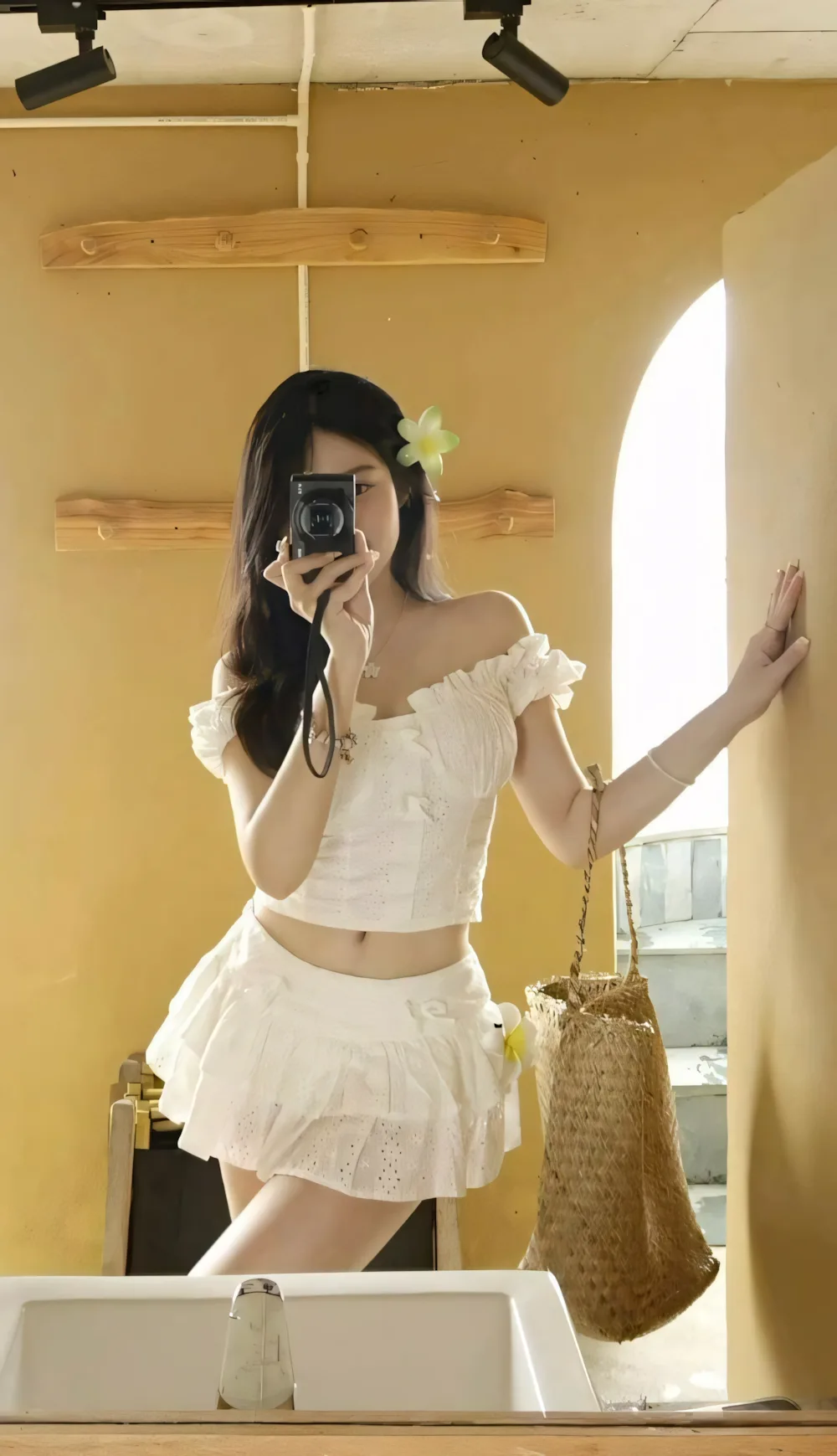 Gái xinh mặc váy xếp ly ngắn - Xu hướng quyến rũ đậm chất phong cách trẻ trung và năng động