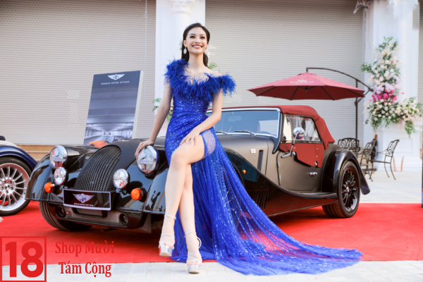 gai xinh ngoi xe do phong cach ca tinh noi bat giua pho phuong soi dong 697da83603ec2