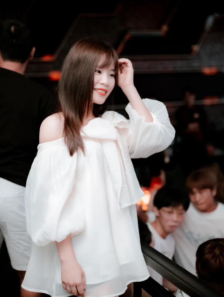 gai xinh quan bar suc hut quyen ru va nhung goc khuat trong nghe nghiep 697d6fbcc4437