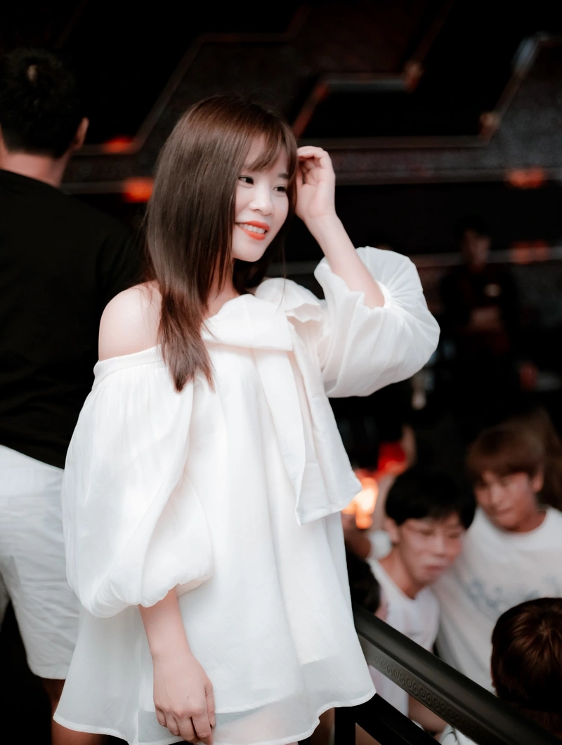 Gái xinh quán bar - Sức hút quyến rũ và những góc khuất trong nghề nghiệp