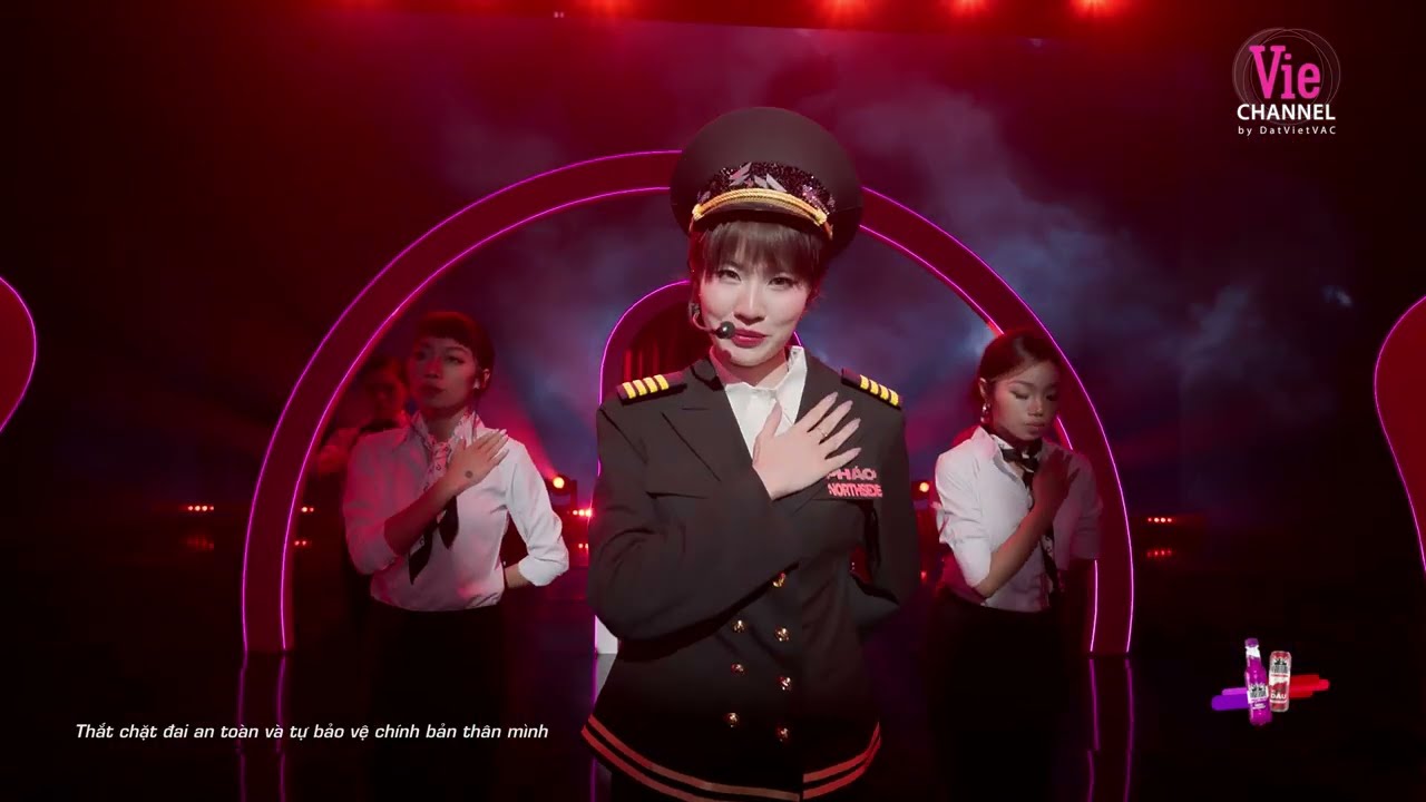 Gái xinh show hàng ngoài trời – Nỗi nhức nhối xã hội và bài học cần thực hiện