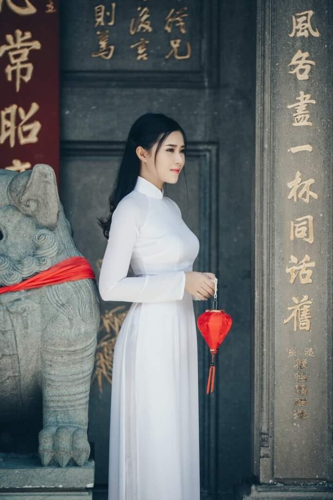 gai xinh trong ta ao dai trang so huu net dep diu dang tinh khoi cua nguoi con gai viet 697d359ea2c8a