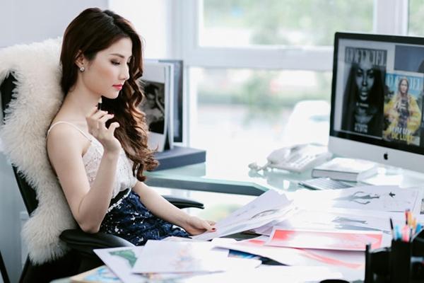 gai xinh van phong ve dep tre trung va phong cach lam viec dang cap trong moi truong cong so 697d2cb4340e0