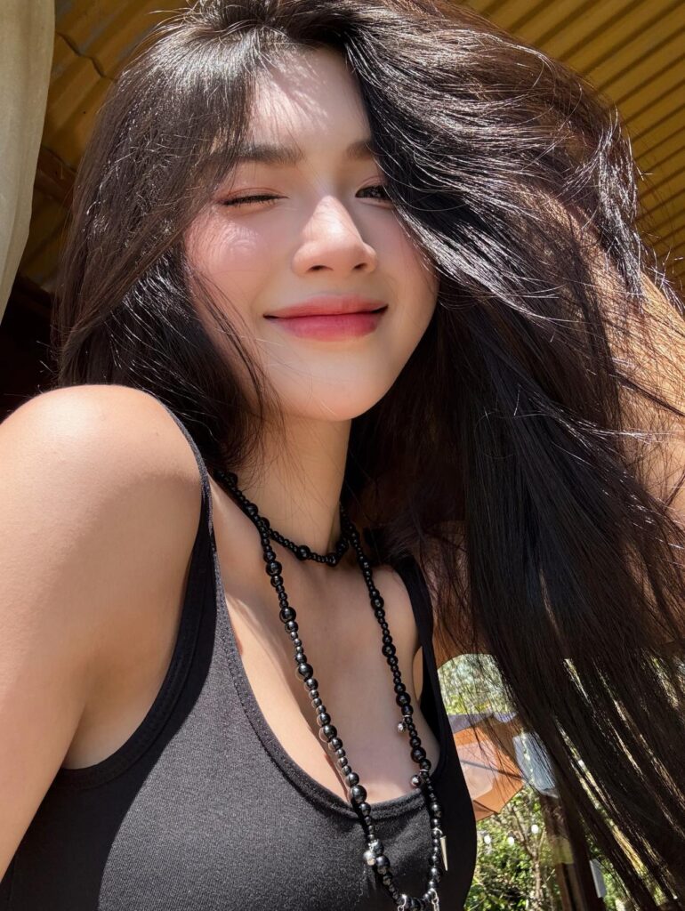 gai xinh viet nam khoe hang xu huong moi hay van de nhuc nhoi trong cong dong mang 697d24bfdb2af