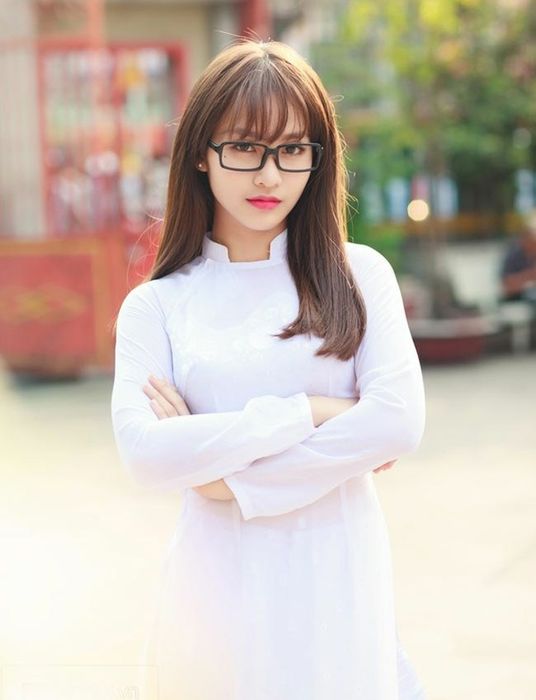 hinh gai xinh deo mat kinh bieu tuong cua ve dep tri tue va phong cach noi bat giua dam dong 697da296102b9