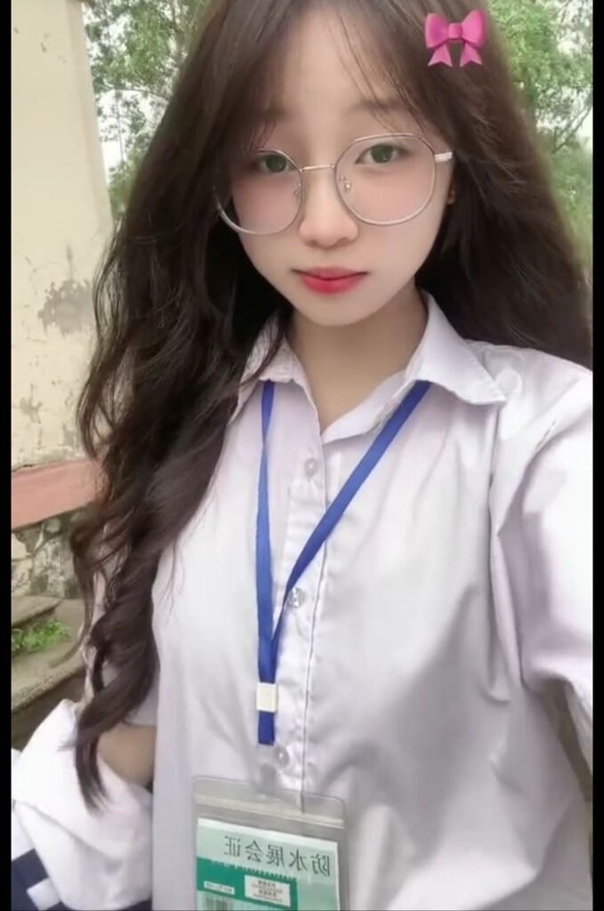 kham pha xu huong gay soc anh gai xinh khoe mong tren mang xa hoi hien nay 697d22677cbb8