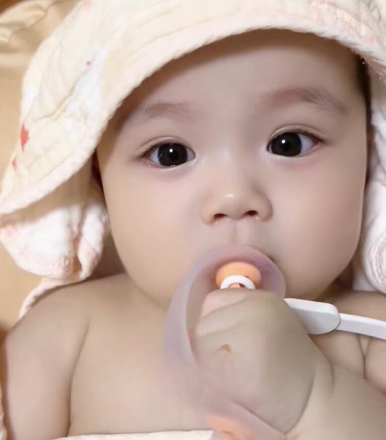 nguoi con gai be xinh dap xe tren net dep trong sang va binh yen trong cuoc song 697daacaab87a