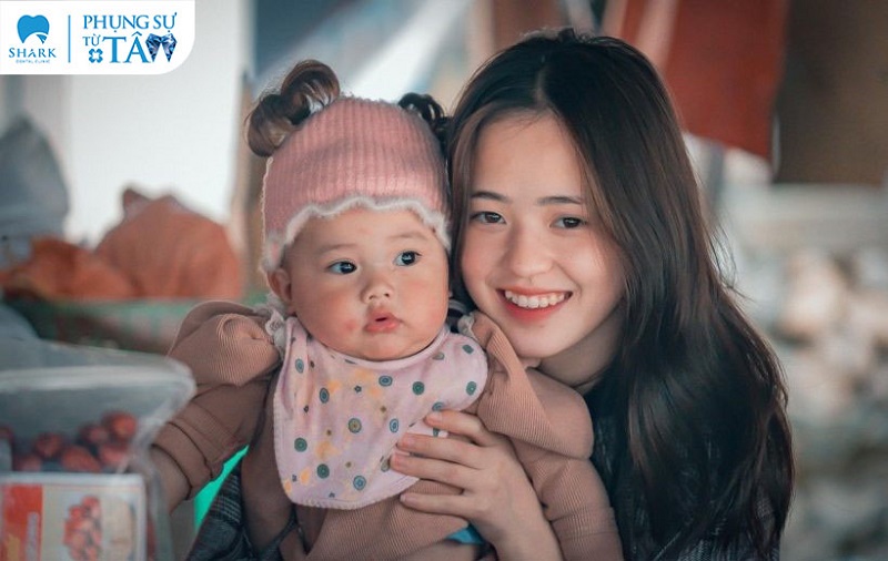 ve dep duyen dang kho cuong cua nhung co gai xinh co rang khenh bi quyet thu hut va net quyen ru rieng biet 697d63c5eeec7