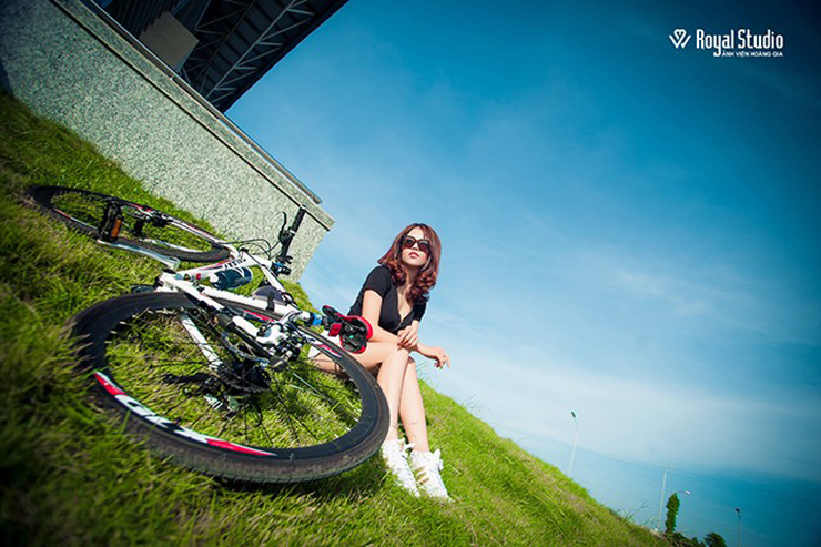 ve dep tinh khoi cua co gai be xinh dap xe tren pho dong mot hinh anh ngot ngao cua tuoi tre va tu do 697d99724d091