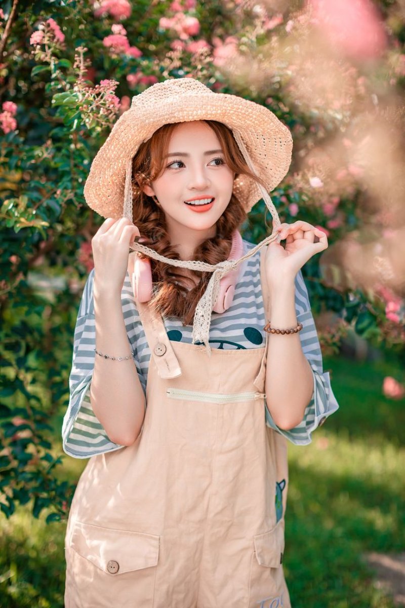 Vẻ Đẹp Tự Nhiên - Ảnh Gái Xinh Đứng Ngoài Trời Tỏa Sáng Trong Mỗi Khung Hình